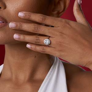 Bague de fiançailles SHREYA DIAM en moissanite taille ovale avec halo, couleur D, pureté VVS, sertissage à griffes, en argent sterling 925 - Product Image 5