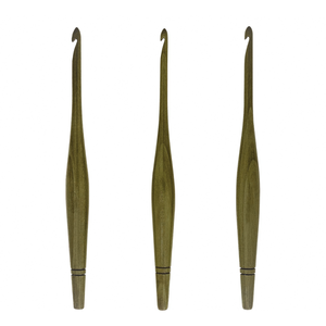 Vive tus proyectos de ganchillo con vida con nuestro gancho de ganchillo de madera de primera calidad que se siente natural, suave y fácil en tus manos. - Product Image 4