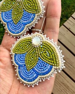 Boucles d'oreilles multicolores en perles de verre Miyuki Trendy Boho Style Drop avec Fringe Seeds HF Crafts' Fashionable Wedding Hoop Earrings - Product Image 3