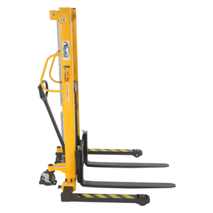 Apilador manual de alta eficiencia con capacidad de 2000 lb y patas/tenazas ajustables en la categoría de apiladores y elevadores de palets nuevos - Product Image 3