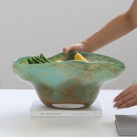 Plateau-bol artisanal Bixuan en verre sodocalcique vert aqua avec taches de cuivre, soufflé à la bouche, forme libre, grand rebord ondulé, assiette à fruits, décoration moderne