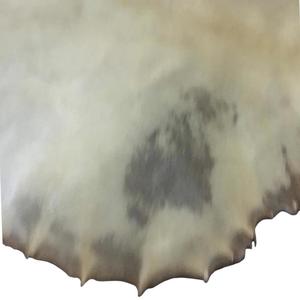 Alfombra de piel de cabra auténtica con un patrón natural de manchas blancas y marrones, pieles de tambor, conchas naturales de Capiz (Placuna Placenta) - Product Image 6