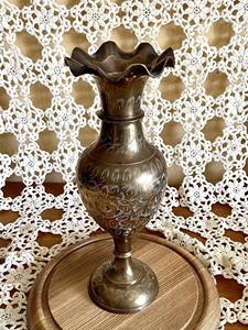 Vase floral en métal élégant pour la décoration moderne de la maison et un arrangement floral époustouflant avec des détails artistiques - Product Image 6