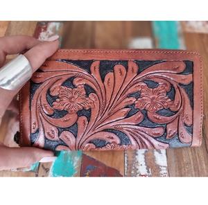Cartera de mano y billetera bifold de cuero genuino para mujer, estilo bohemio vintage, hecha a mano, con protección RFID y cremallera, para moda occidental. - Product Image 1
