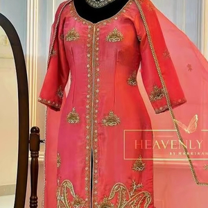 ชุดผ้าไหมพรีเมี่ยมปักด้วยมือจากนักออกแบบสมัยใหม่สำหรับงานปาร์ตี้สไตล์อินเดียแฟชั่นแบบดั้งเดิม - Product Image 1