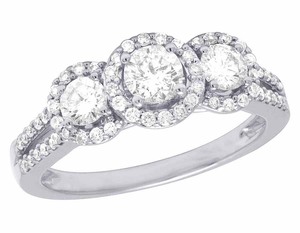 Diamante de moissanita de corte brillante redondo de halo de tres piedras en anillo de compromiso de plata de ley S925 regalo para mujeres - Product Image 1