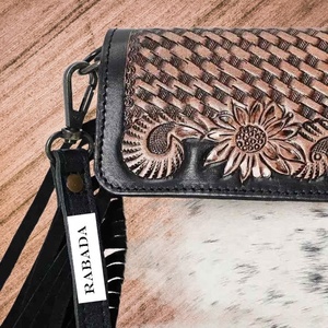 Bolso cruzado pequeño de piel de vaca tallado a mano con logotipo personalizado Bolso de cuero genuino con flecos en ambos lados Bolso con herramientas - Product Image 2