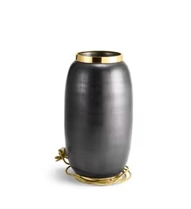 Florero de mesa de diseño moderno Premium Top dorado con acabado negro Jarrones de flores decorativos atractivos de alta demanda - Product Image 1