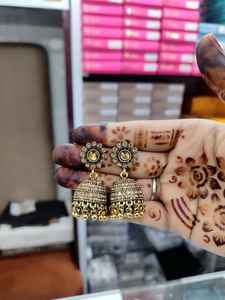 Boucles d'oreilles vintage en or de vente chaude pour femmes boucles d'oreilles occidentales affichage de boucles d'oreilles de style vintage élégant - Product Image 2