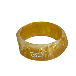 Brazalete Moderno de Resina con Diseño Marmoleado en Tono Miel Dorado, Caligrafía Blanca 'Karma' en Hindi, Diseño Glaseado Hecho a Mano, Duradero e Irregular - Product Image 3