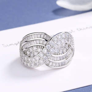 Anello Nuziale Placcato in Oro Bianco 14k con Design a Strati e Cristalli Pavé - Product Image 2