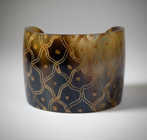 Brazalete de Cuerno de Búfalo con Patrón de Quemado Hecho a Mano |   Joyería de Cuerno Natural |   Brazalete Ecológico Hecho a Mano para Mujer - Product Image 4