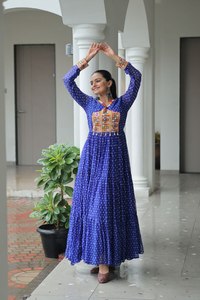 Vestido de seda Georgette de imitación para mujer de diseñador especial, Colección Bandhani Print y Kutchi Patchwork para ocasiones de fiesta - Product Image 2