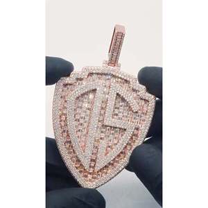 SHREYA DIAM Colgante de Moissanita de Plata 925 Hecho a Mano Personalizado para Hombre, Estilo Hip Hop Iced Chic para Fiesta, Diseño Grueso Único, Bañado en Oro - Product Image 1