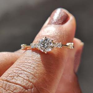 Bague de fiançailles en diamant rond avec sertissage élégant Muse - Product Image 1
