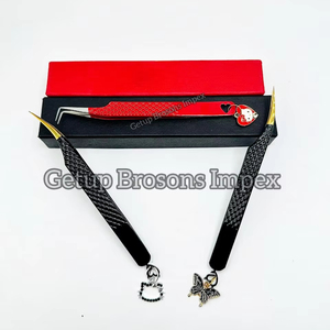 แหนบต่อขนตาเคลือบสีดำและสีแดงหลากหลายสไตล์ พร้อมพวงกุญแจดีไซน์ต่างๆ รับทำโลโก้ อุปกรณ์เสริมความงาม - Product Image 4