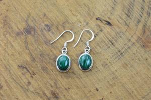 Boucles d'oreilles à tige minimaliste en argent sterling 925 avec motif de paix de style bohème avec pierre précieuse de malachite pour filles - Product Image 4