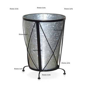 Maceta de jardín de estaño galvanizada de diseño fantástico con soporte de hierro forjado Maceta de flores de forma redonda a la venta - Product Image 2