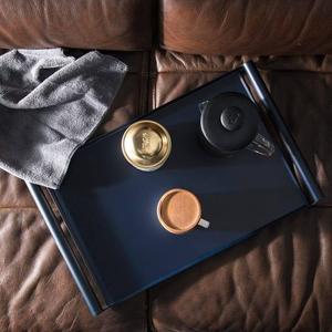 Plateau de service en métal fait main, fabriqué en Inde, résistant au lave-vaisselle et au micro-ondes, élégant et moderne, accessoire décoratif pour la salle à manger - Product Image 3