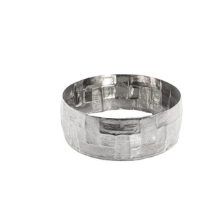 Bols de service en métal faits à la main de forme ronde avec finition martelée parfaits pour les nouilles, les salades et les événements de mariage - Product Image 5