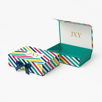 Valise cosmétique magnétique de luxe avec logo personnalisable, coffret cadeau, boîte à vêtements en papier noir avec poignée, emballage