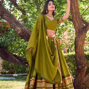 Demoiselles d'honneur de style traditionnel en soie pure Chanderi Lehenga Choli avec des motifs modernes et un travail de fantaisie pour les mariages - Product Image 1