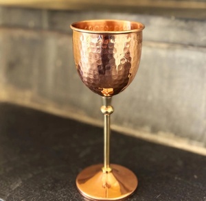 Gobelet à vin en cuivre fait main Divris avec long pied, design moderne, écologique, capacité 320 ml, option logo personnalisé pour les fêtes - Product Image 1