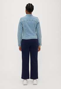 Veste en jean OEM pour femmes en denim bleu clair avec logo personnalisé en gros avec fermeture à bouton conçu pour les femmes pour un confort en toutes saisons - Product Image 2