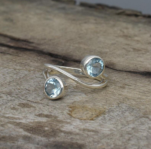 Anillo de Mujer Moderno con Piedra Preciosa de Topacio Azul, Hecho a Mano en Plata de Ley 925, Ajustable, Perfecto para Regalo - Product Image 3