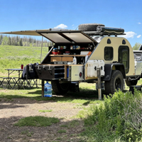 Remorque de camping tout-terrain robuste, remorque de voyage robuste avec carrosserie rigide pour le camping en plein air