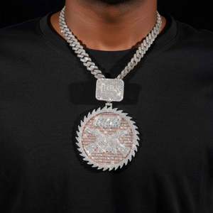 Colgante y Amuleto Circular AK Personalizado de Oro 14K con Moissanita VVS de Corte Brillante Redondo y Engaste de Bisel para Uso Diario Masculino - Product Image 1