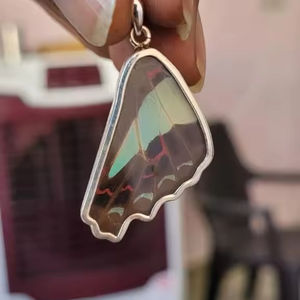 2024 Excelente colección Listo para enviar Colgante de alas de mariposa natural Textura de calidad increíble Precio al por mayor Encantos encantadores - Product Image 1