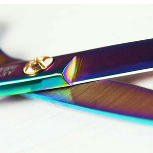 Ciseaux de cheveux de coiffeur en acier inoxydable enduit noir repose-doigt confortable avec outil de coupe de cheveux de beauté à vis fantaisie - Product Image 2