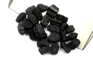 Beaux cristaux d'énergie de tourmaline noire de taille brute naturelle de 14-16MM 20pcs pierres précieuses en vrac noires brutes naturelles - Product Image 4