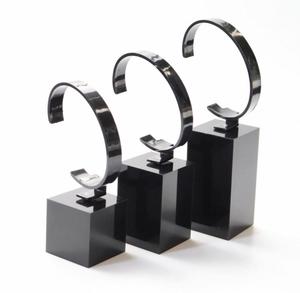 Élevez votre collection de montres Boîte de présentation élégante en acrylique élégante, protectrice et polyvalente pour tous les amateurs de montres - Product Image 1