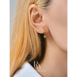 Orecchini a cerchio con pavé di stelle e lune, pendenti asimmetrici con opale blu e borchie di diamanti, design impilabile a stella celeste di tendenza - Product Image 3