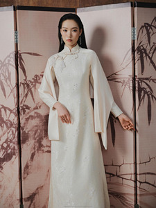 Ao Dai vietnamien de haute qualité, marque locale, représente un costume traditionnel vietnamien élégant pour les événements formels - Product Image 4