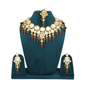 Ensemble de bijoux Kundan rouge et vert, comprenant un collier, des boucles d'oreilles et un Maang Tikka, plaqué or sur cuivre, idéal pour les occasions de mariage. - Product Image 1