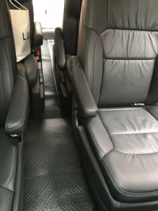 พรมปูพื้นรถยนต์ KATA Mitsubishi Xpander แบบเต็มชุด ผลิตตามขนาดพอดี วัสดุ PVC หนา 5 มม. 3 ชิ้น กันน้ำ ไร้กลิ่น ทำความสะอาดง่าย ทนทาน - Product Image 3