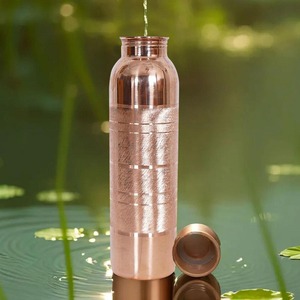 Botella de agua de cobre puro de calidad superior 1000ml Bebedero Ayurvédico hecho a mano para la salud y el bienestar disponible al mejor precio - Product Image 5