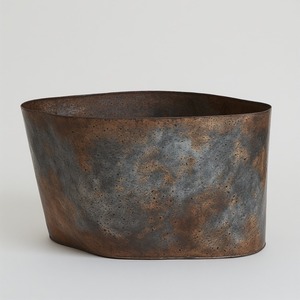 Elegante maceta de metal hecha a mano con acabado liso y base resistente diseñada para decoración de jardín moderna y plantas de interior - Product Image 6