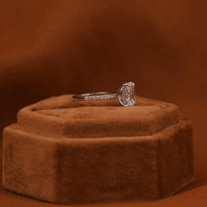 Anillo de compromiso de diamante cultivado en laboratorio de corte radiante Halo oculto 14K Oro sólido Chapado en oro Estilo de moda Accent IGI Certified-Mujer - Product Image 4