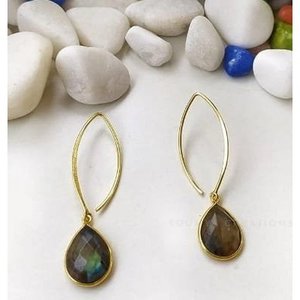 SOUMYA CREATIONS Pendientes de gota de latón chapados en oro con piedra lunar arcoíris en forma de gota de agua, modernos para mujer, regalo - Product Image 2