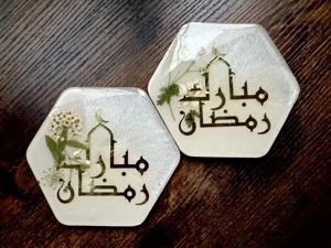 Plateau de service en résine avec fleurs et écriture arabe Ramadan Mubarak idéal pour la décoration de table de fête et le cadeau islamique d'Inde - Product Image 2