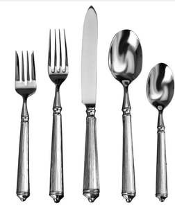 Ensemble de couverts classique en acier inoxydable avec poignées lourdes offrant durabilité et stabilité pendant chaque expérience culinaire - Product Image 6