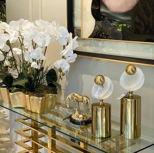 Escultura de aluminio de aspecto elegante Escultura de centro de mesa de metal chapado en oro de alta calidad con base redondeada para la venta - Product Image 1