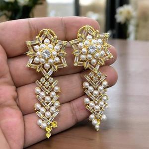 Juego de pendientes elegantes y brillantes con aspecto de perla a la moda, la mejor calidad con tono dorado, perfecto para bodas, ocasiones especiales, ropa moderna - Product Image 1