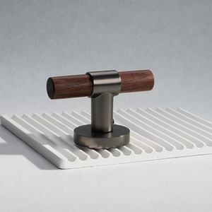 Poignée de porte en bois antique au design vintage classique, idéale pour la décoration rustique, le bureau et les intérieurs traditionnels de l'Inde - Product Image 5