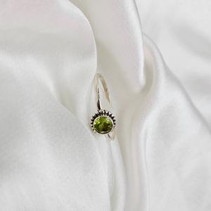 Anillo de piedras preciosas de peridoto ligero joyería de plata fina al por mayor para mujer conjunto de piedra verde en plata con ajuste de boda elegante - Product Image 3
