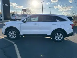 Kia Sorento LX 2023 d'occasion propre - Product Image 2
